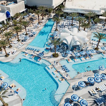 Fontainebleau Las Vegas Exterior photo The pool at the Wynn