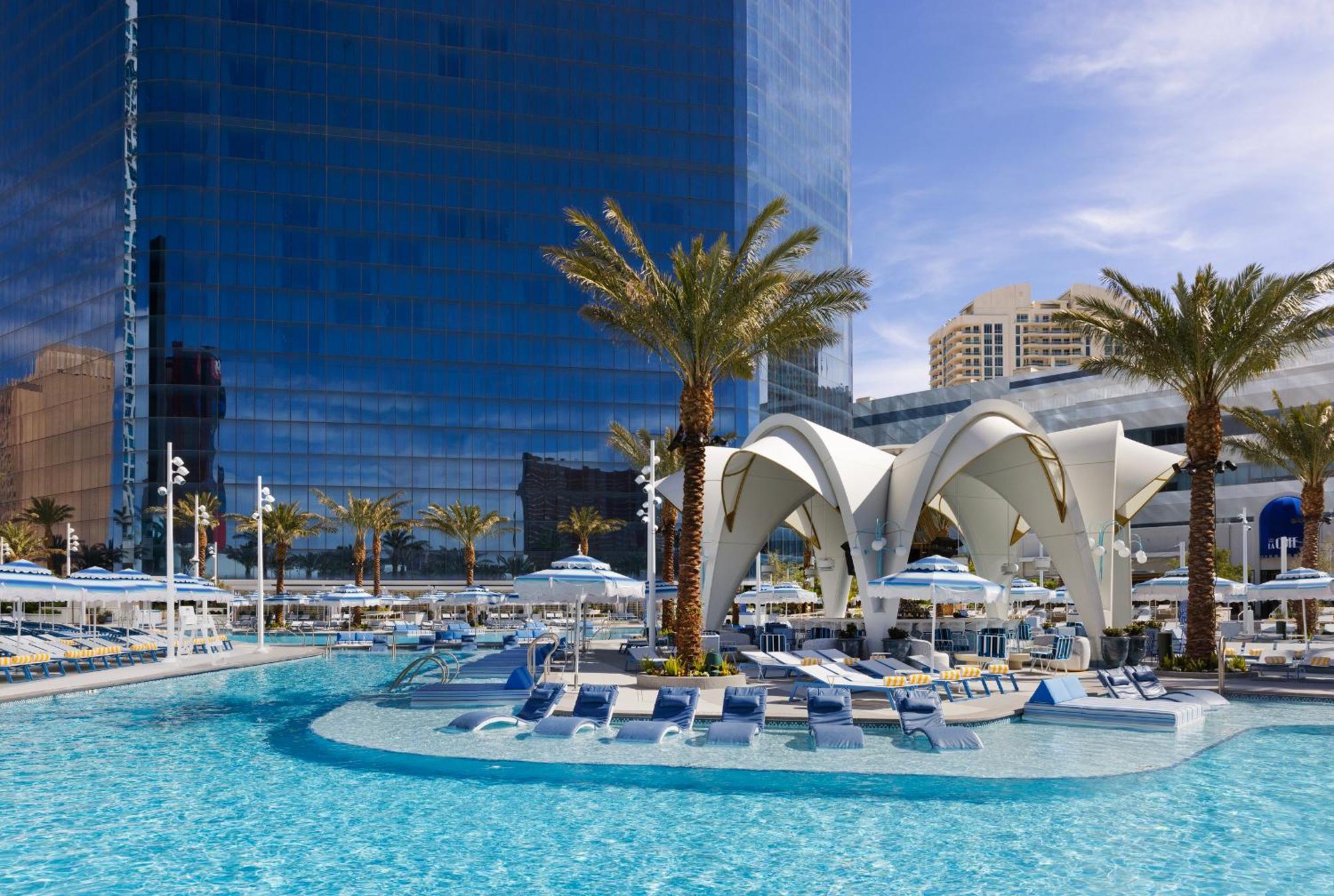 Fontainebleau Las Vegas Exterior photo The pool at the Wynn
