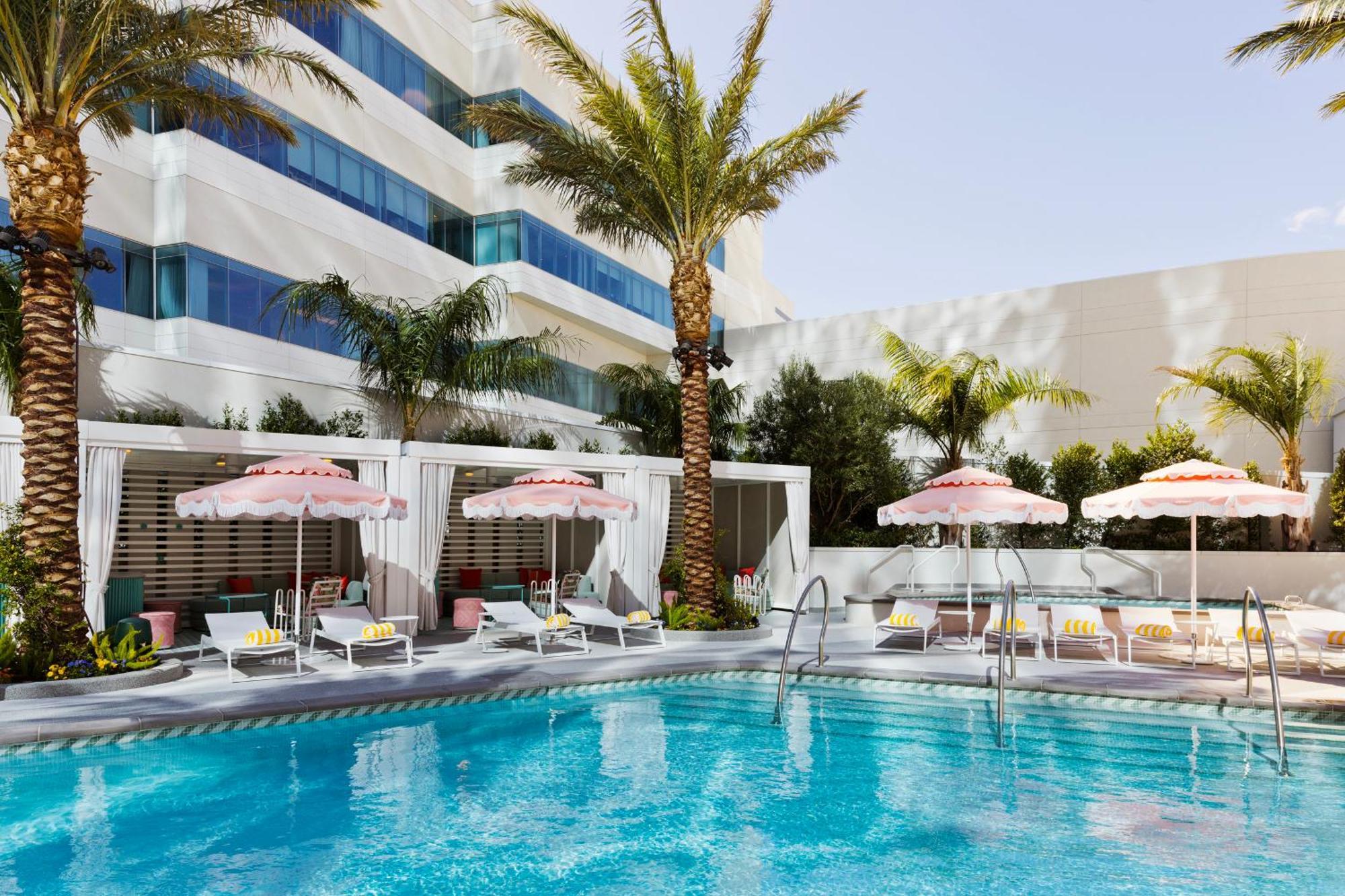Fontainebleau Las Vegas Exterior photo The pool at the Wynn