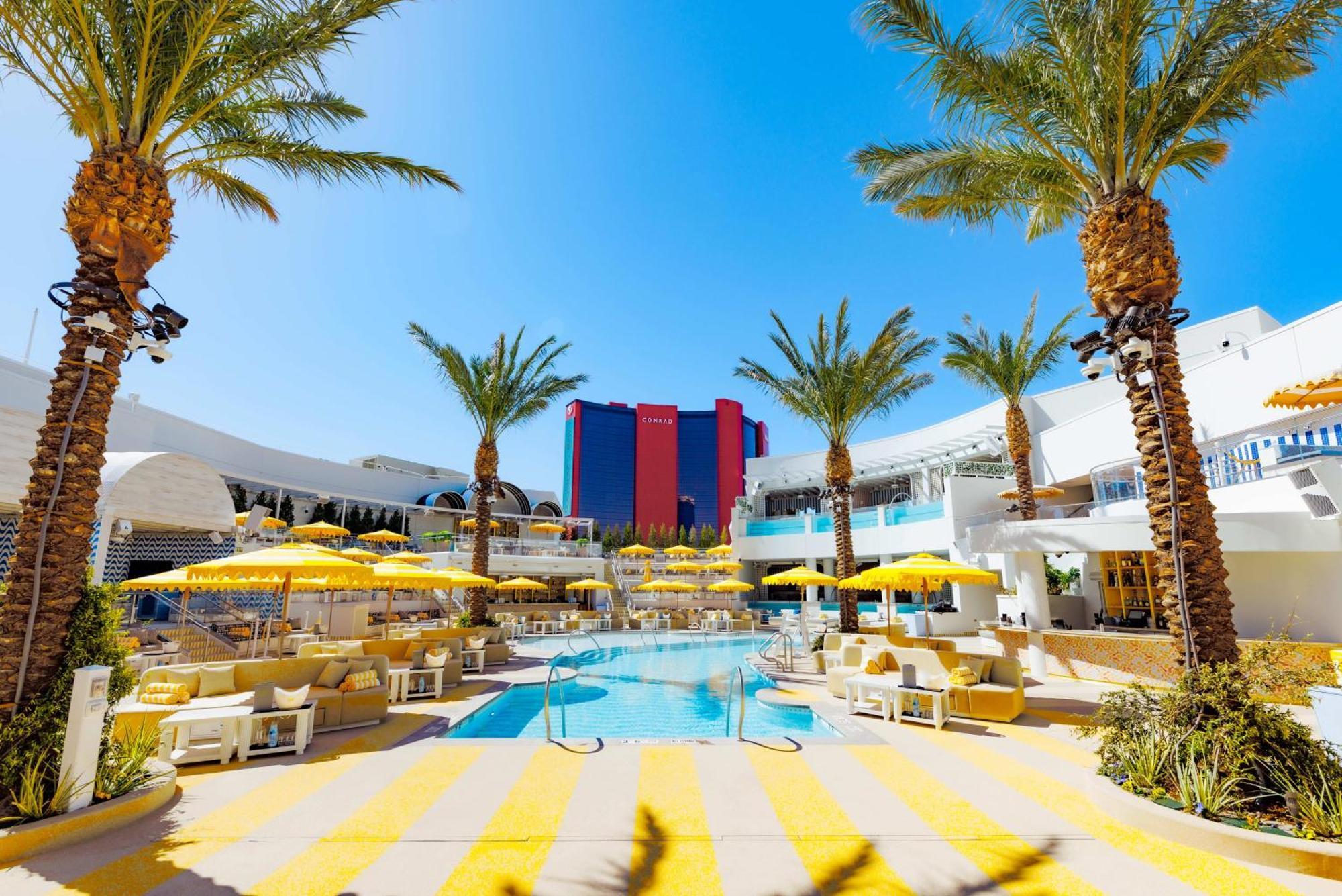 Fontainebleau Las Vegas Exterior photo The pool at the Wynn